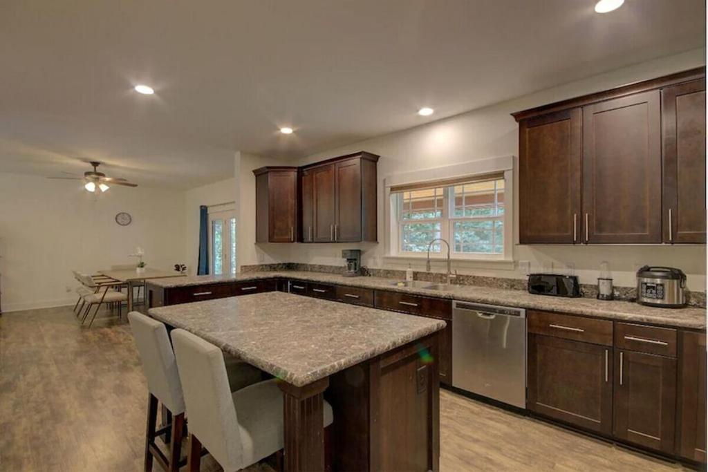Lazy Bear-Hottub, Pet Friendly, Private Home Just 15 Minutes To Asheville.. Fairview Esterno foto